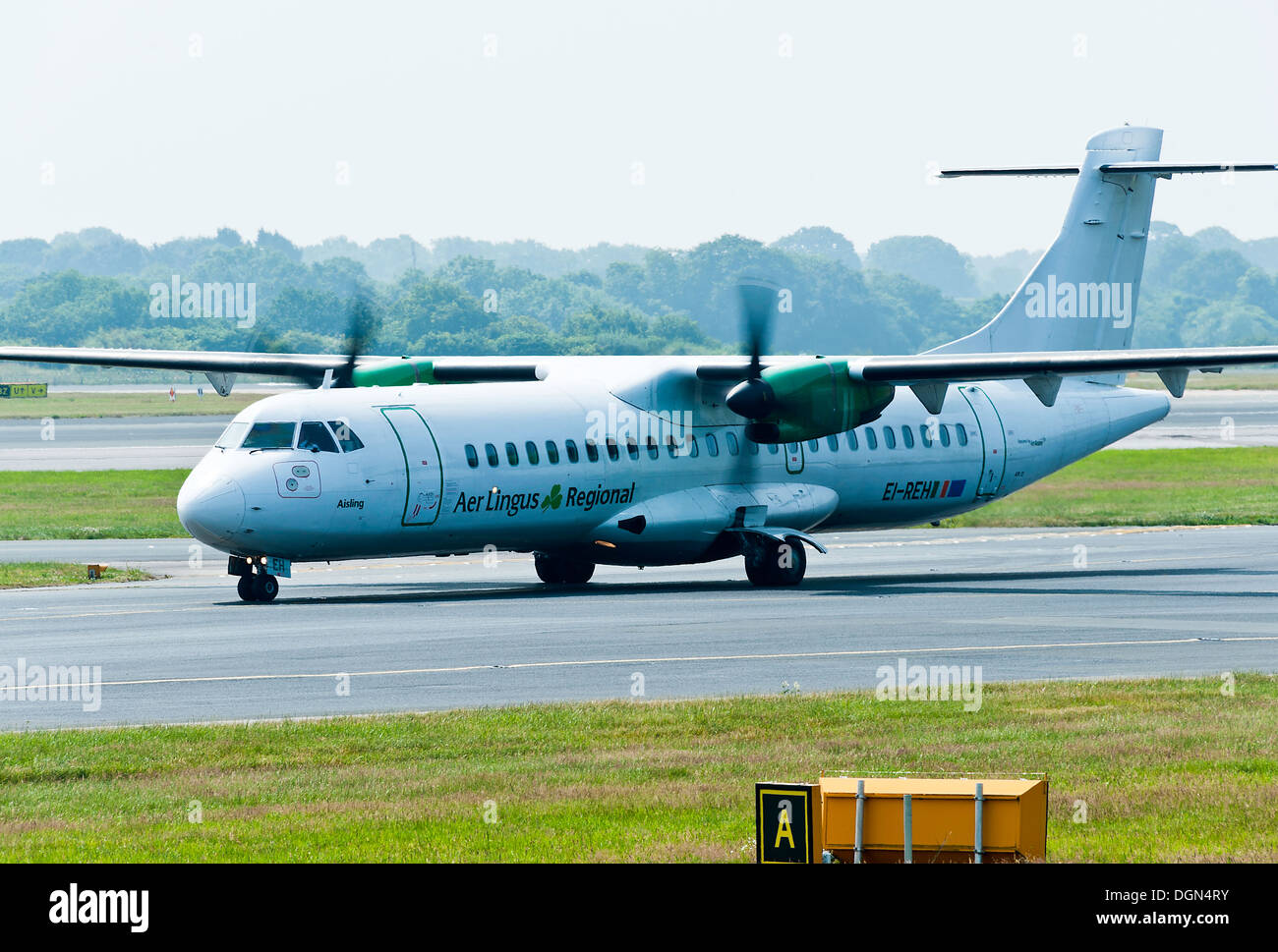 Aer Arann avion ATR 72-201 EI-REH pour Exploitation Régionale Aer Lingus le roulage à l'aéroport de Manchester en Angleterre Royaume-Uni UK Banque D'Images