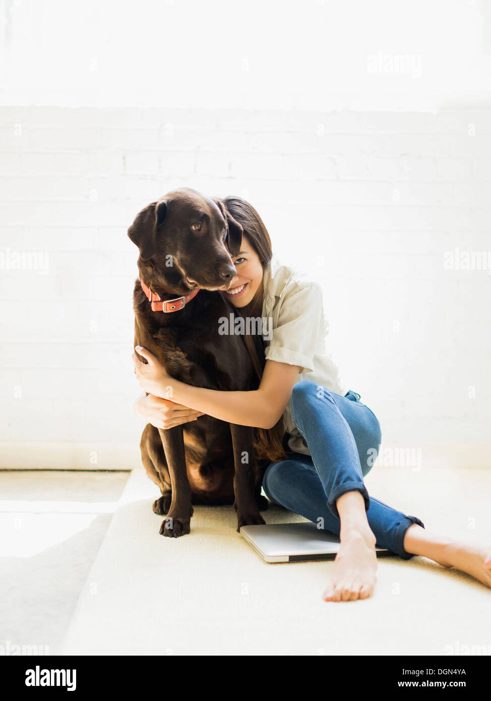 Jeune femme avec le labrador Banque D'Images