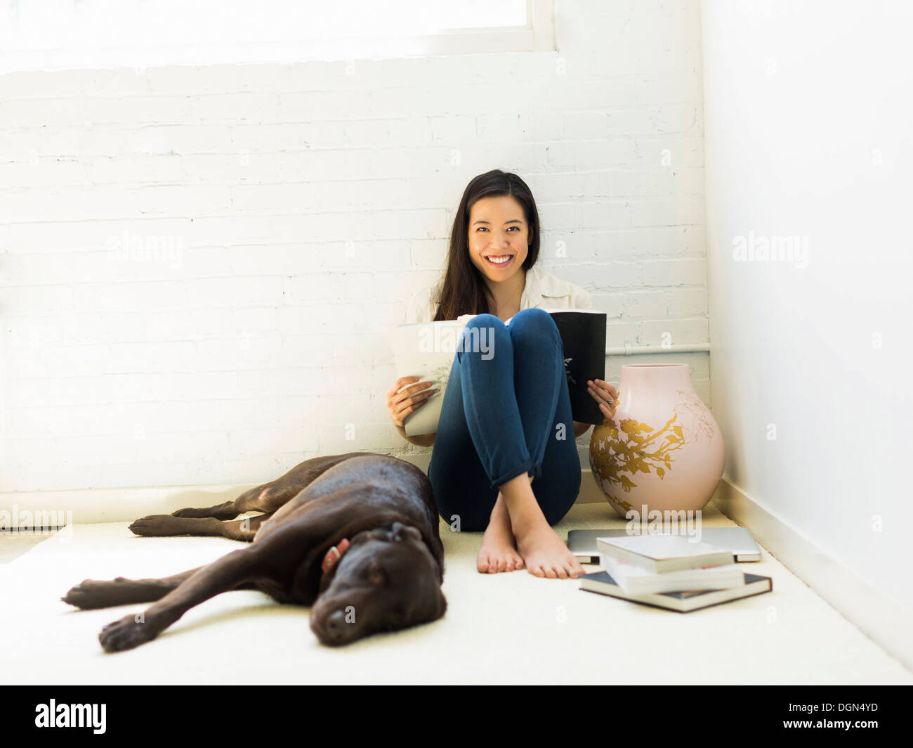 Jeune femme avec le labrador Banque D'Images