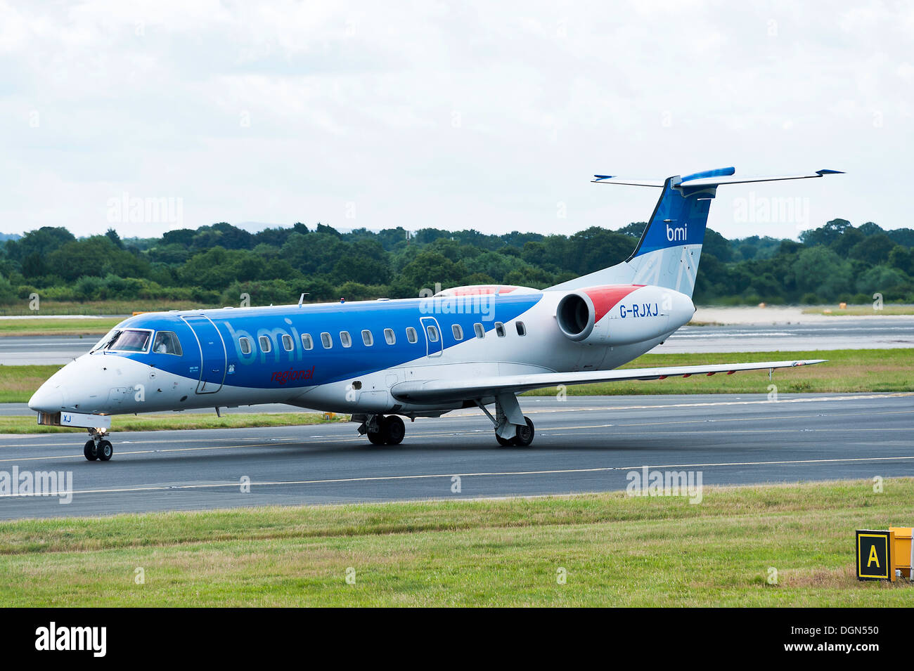 British Midland BMI Regional Transport Aérien Régional Embraer RJ135ER G-RJXJ Avion de roulage à l'aéroport de Manchester England UK Banque D'Images