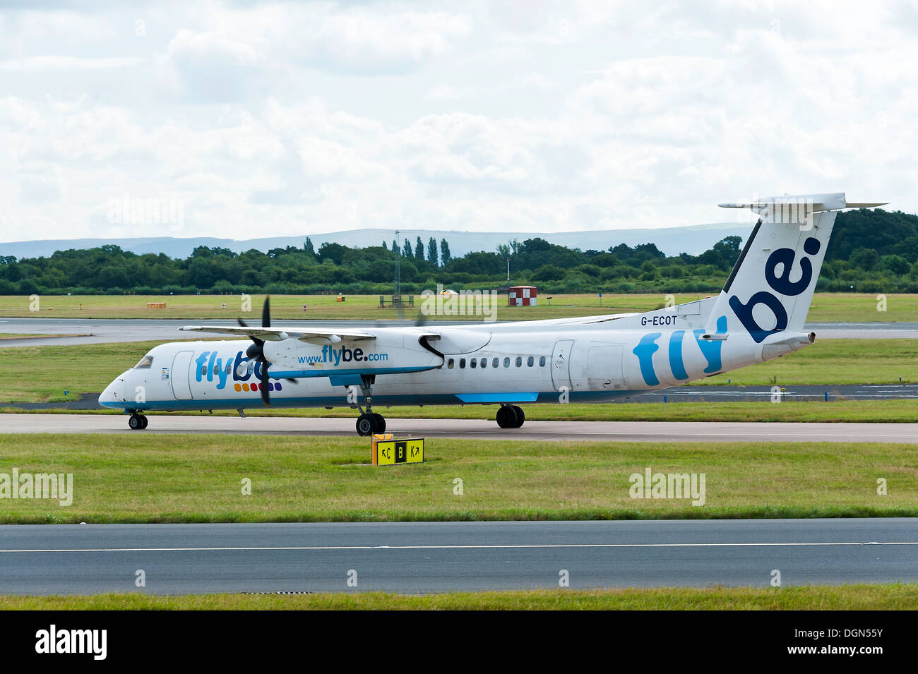 FlyBe Bombardier DHC-8 Q400 Dash8 Avion de roulage à l'aéroport de Manchester en Angleterre Royaume-Uni Banque D'Images