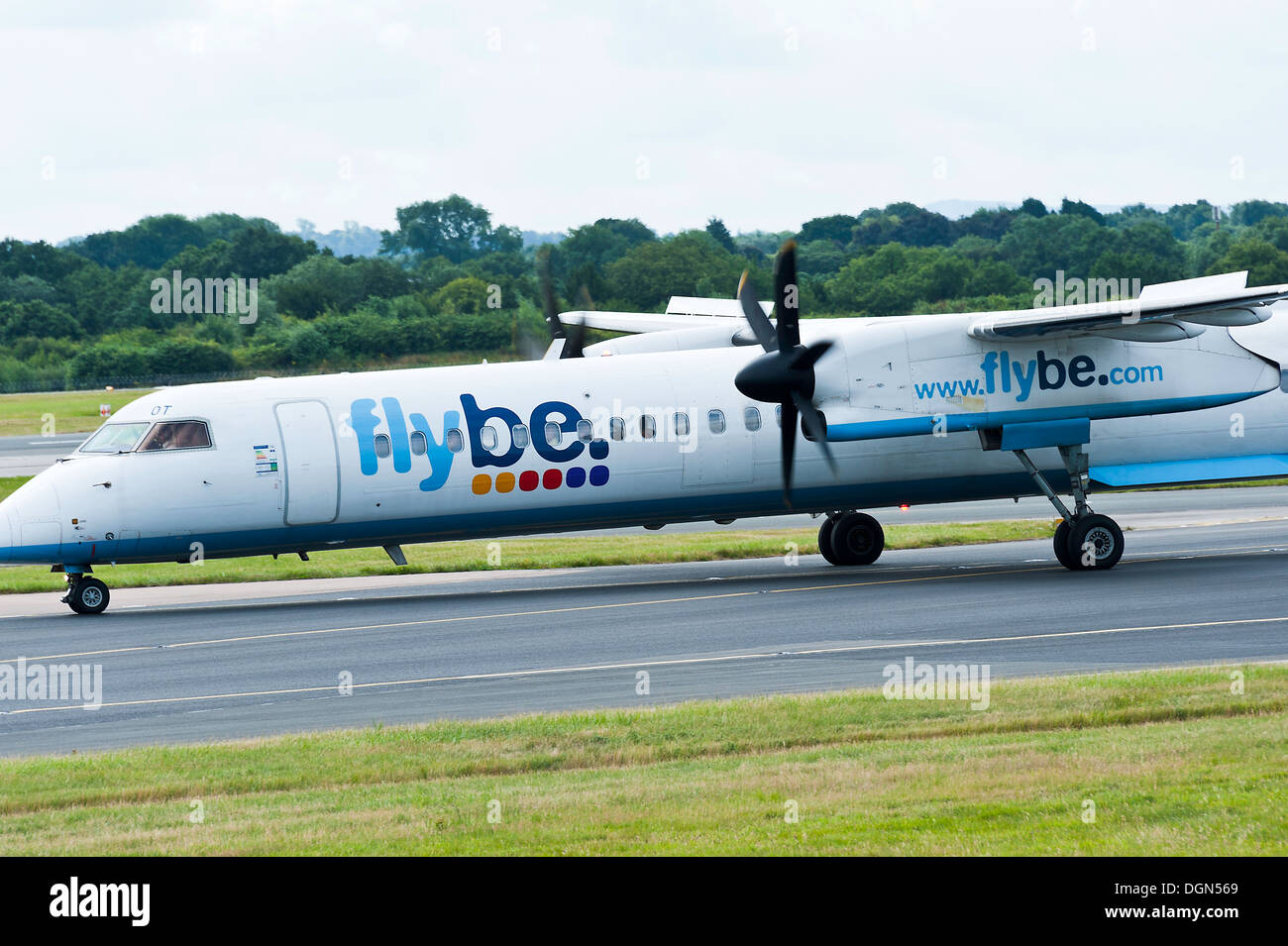 Flybe bombardier dash 8 q400 aeroplane Banque de photographies et d