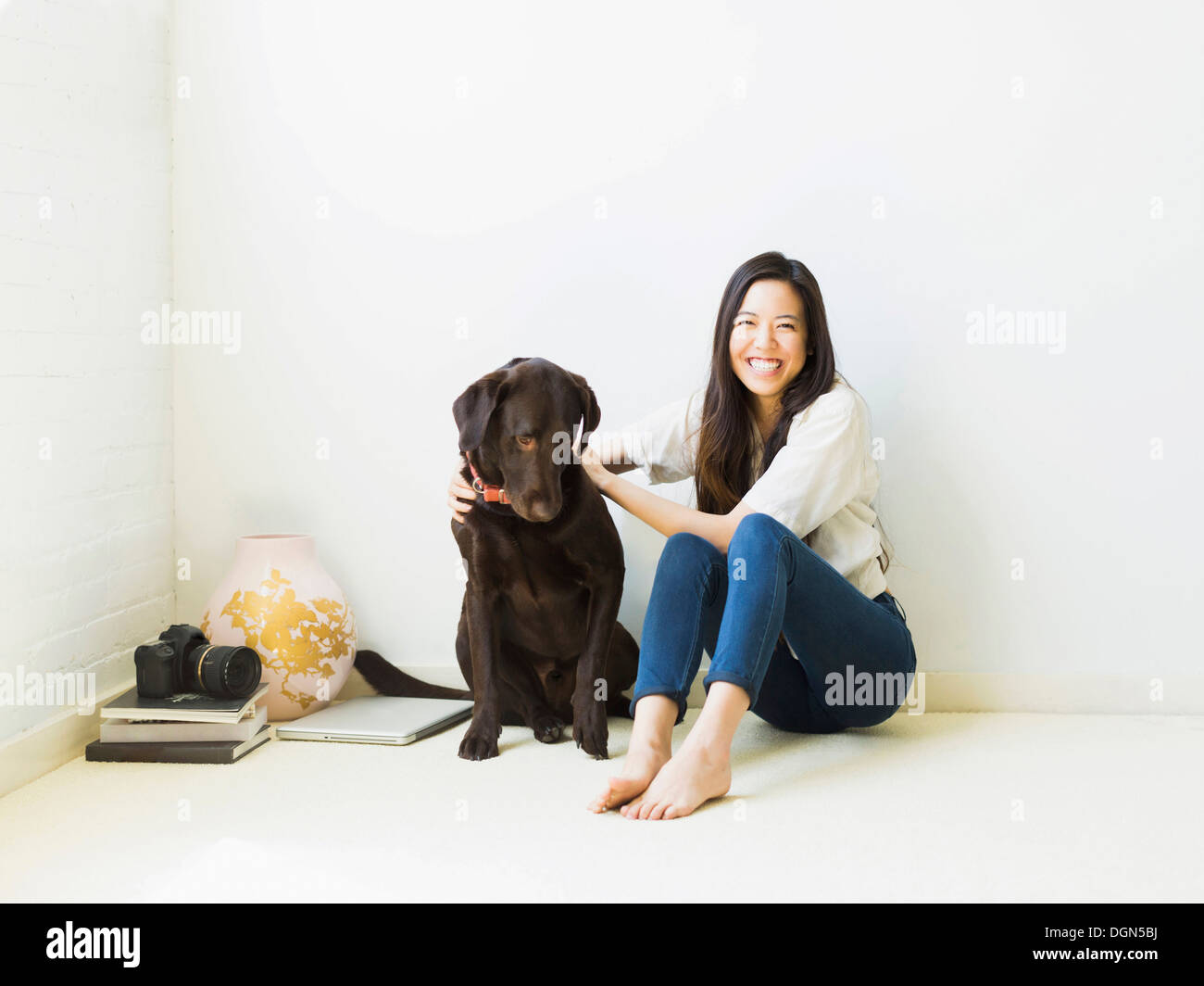Portrait de femme avec chien assis sur le plancher Banque D'Images
