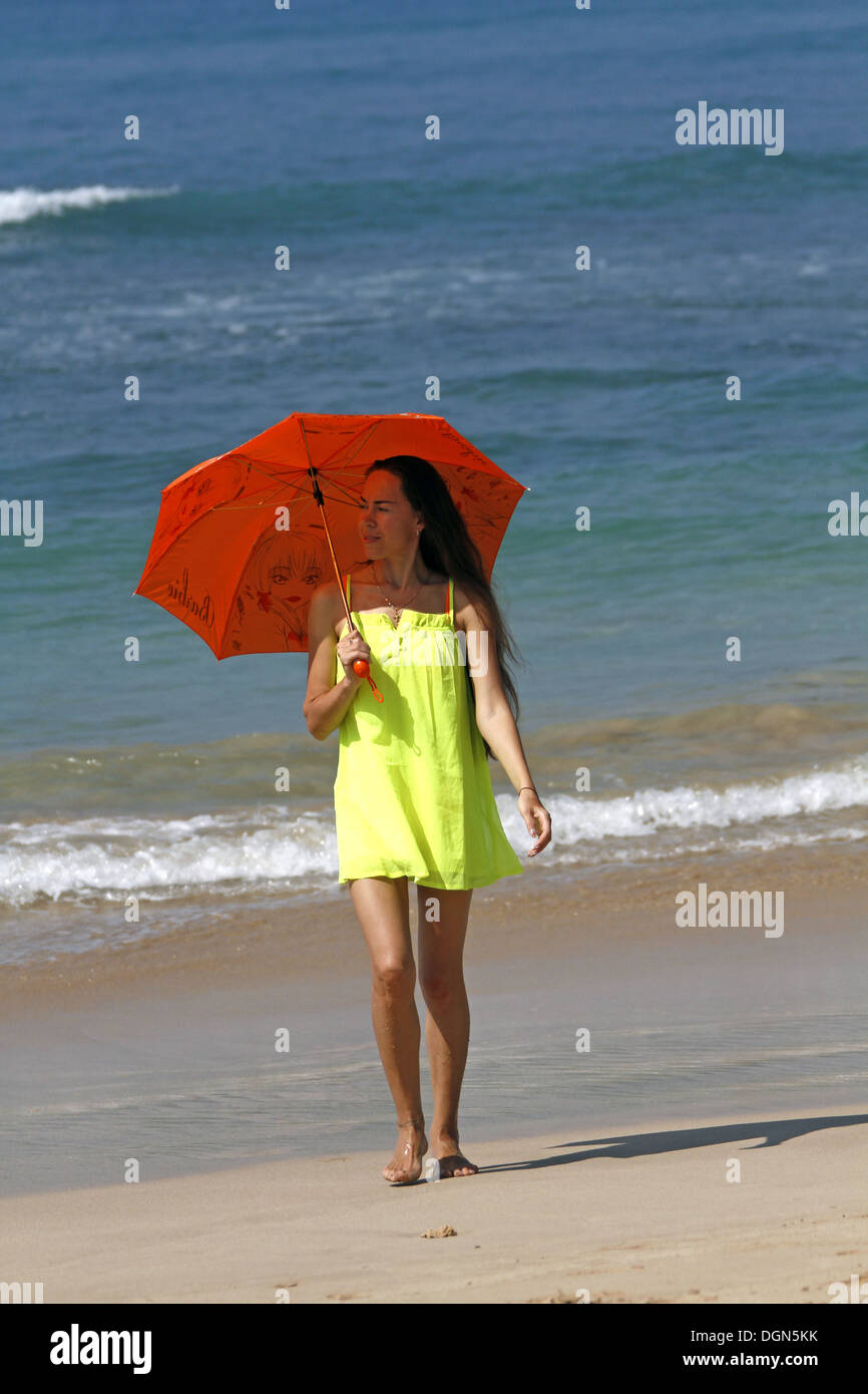 Femme en robe jaune & ORANGE PARASOL BARBIE MIDIGAMA SRI LANKA 19 Mars 2013 Banque D'Images