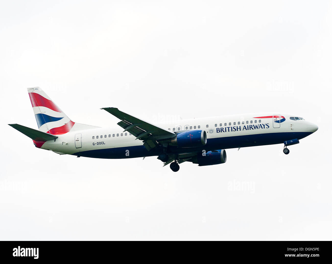 British Airways avion Boeing 737 G-DOCL sur approche à l'atterrissage à l'aéroport de Londres Gatwick LGW West Sussex England United Kingdom Banque D'Images