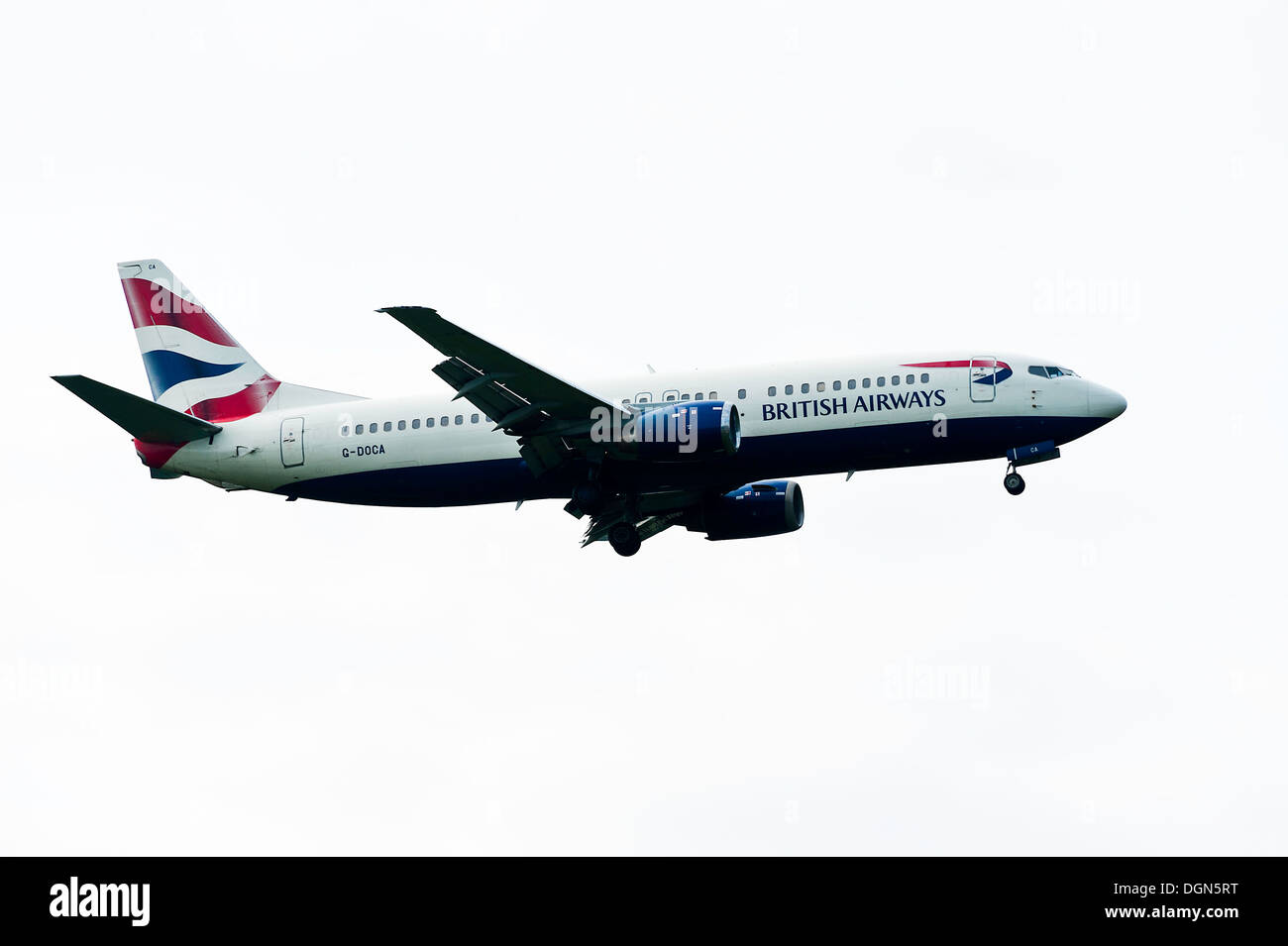 British Airways avion Boeing 737 G-DOCA sur approche à l'atterrissage à l'aéroport de Londres Gatwick LGW West Sussex England United Kingdom Banque D'Images
