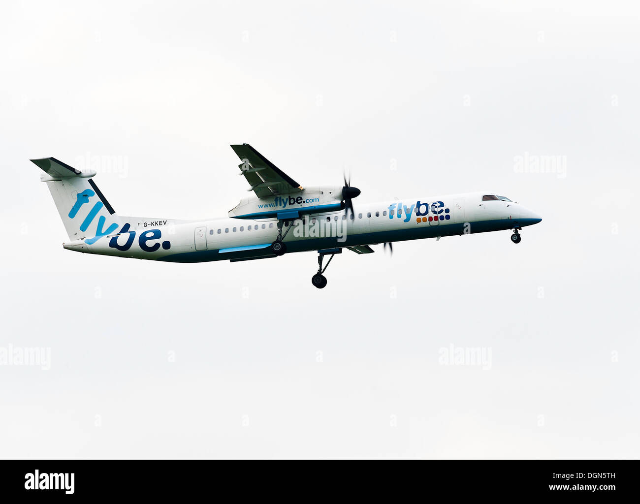 FlyBe Bombardier Dash8 Q400 G-KKEV avion en approche pour l'atterrissage à l'aéroport de Londres Gatwick West Sussex England UK Banque D'Images