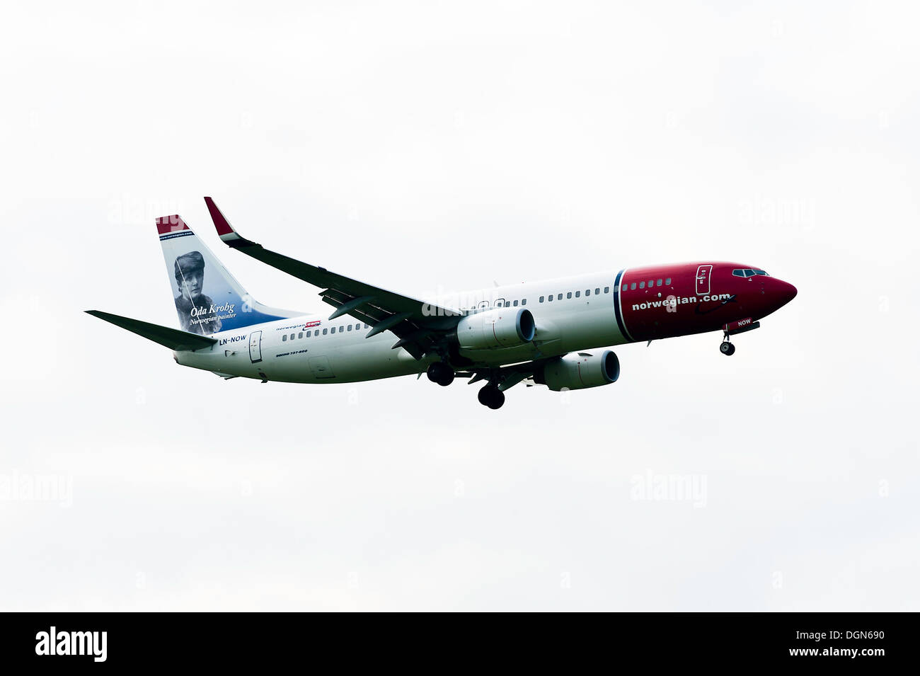 Norwegian Air Shuttle avion Boeing 737 de l'approche à l'atterrissage à l'aéroport de Londres Gatwick West Sussex England United Kingdom Banque D'Images