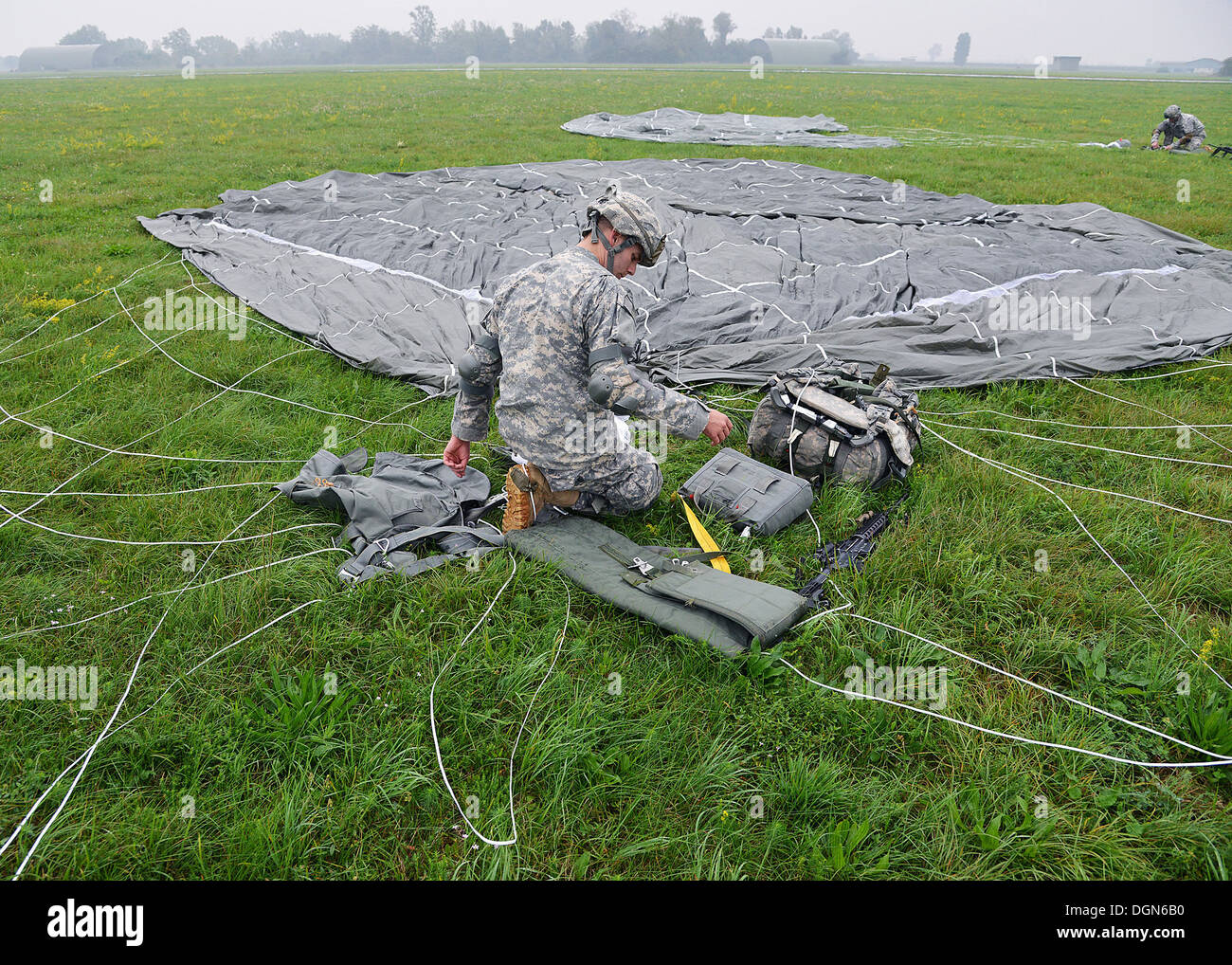 L'infanterie des parachutistes de la 173e Brigade Combat Team (Airborne), 1-503e bataillon, a mené à la saisie de l'aérodrome la formation à l'aéroport de Rivolto, situé à Codroipo, province d'Udine. La formation spécifique à condition d'un saut d'avion C-130J, cleari Banque D'Images