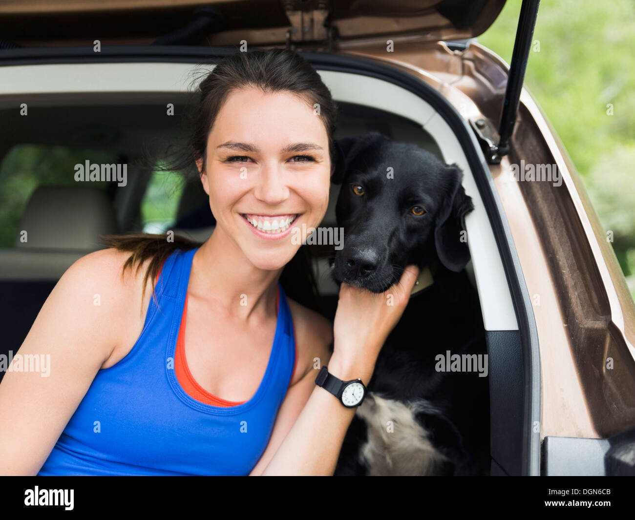 USA, Utah, Salt Lake City, Woman sitting in car with dog Banque D'Images