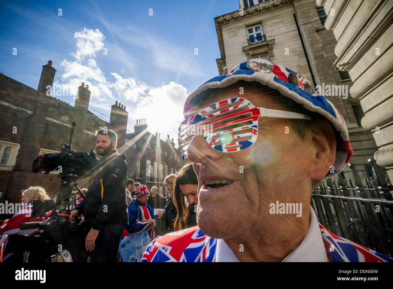 Les fans et la presse royale devant les portes de St James's Palace comme baby Prince George est baptisé. Londres, Royaume-Uni. Banque D'Images