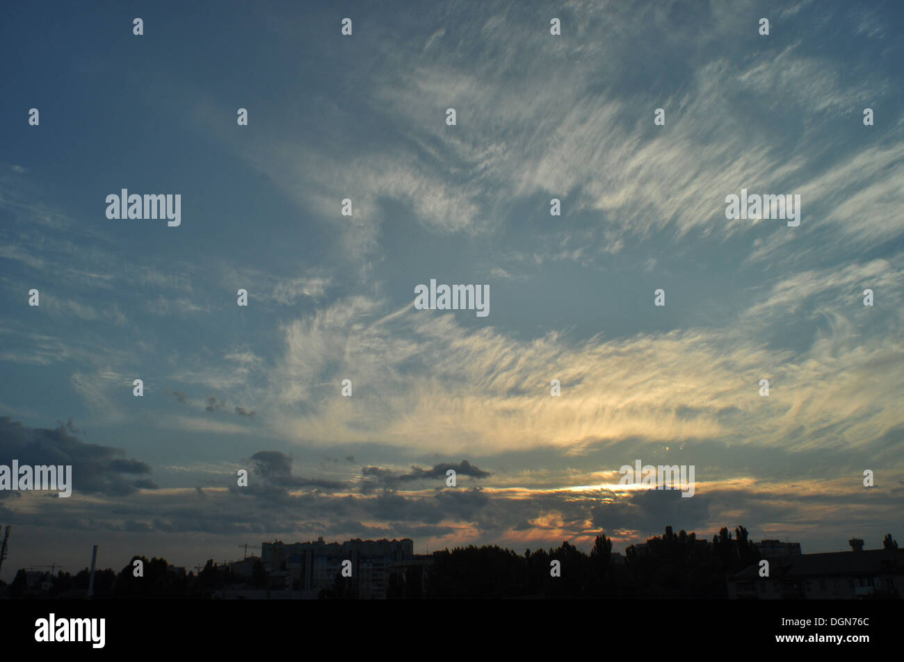 Le soleil sous les nuages bleu et blanc. Banque D'Images