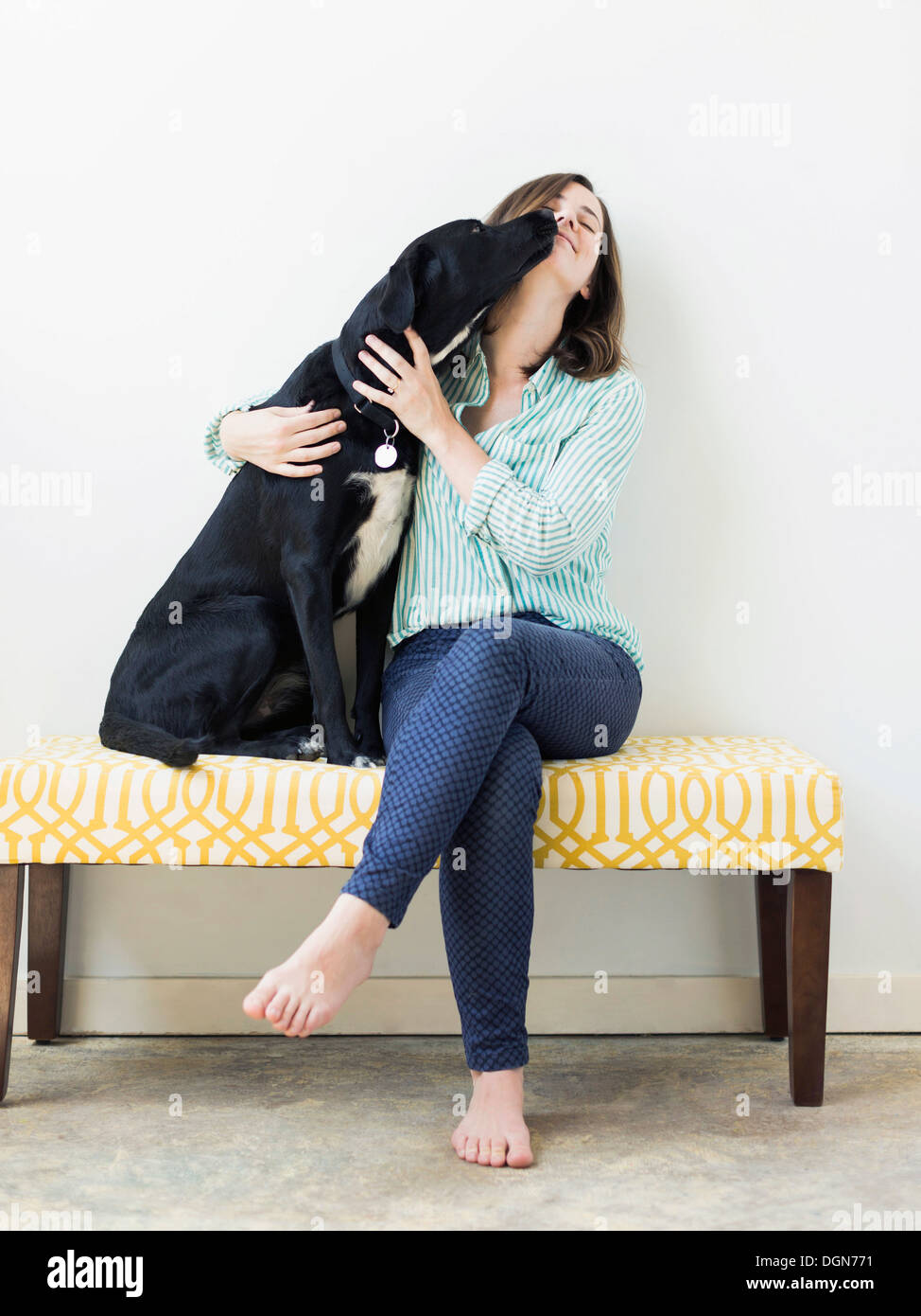 Chien de lécher le visage femme Banque D'Images