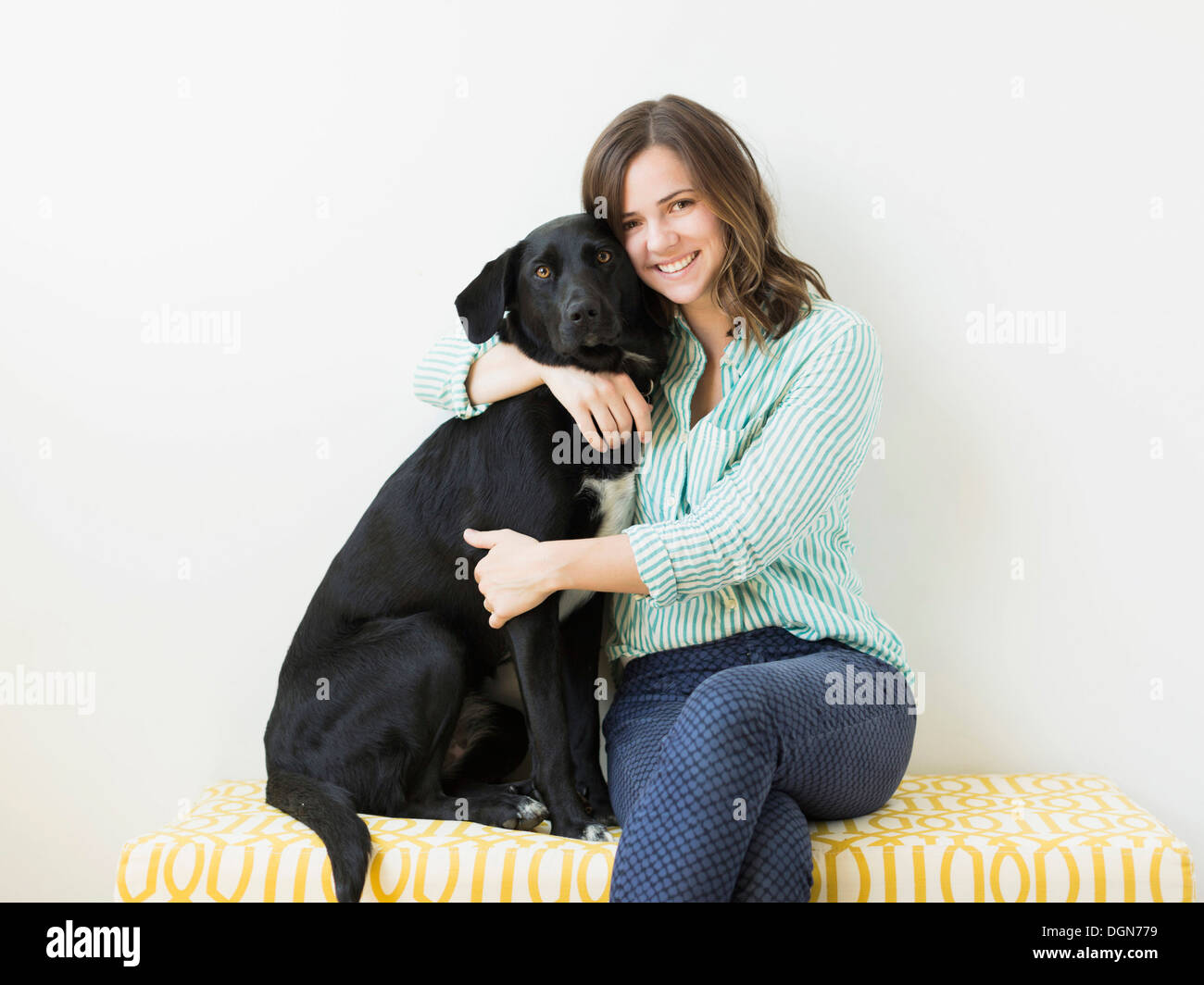 Portrait de femme avec chien noir Banque D'Images