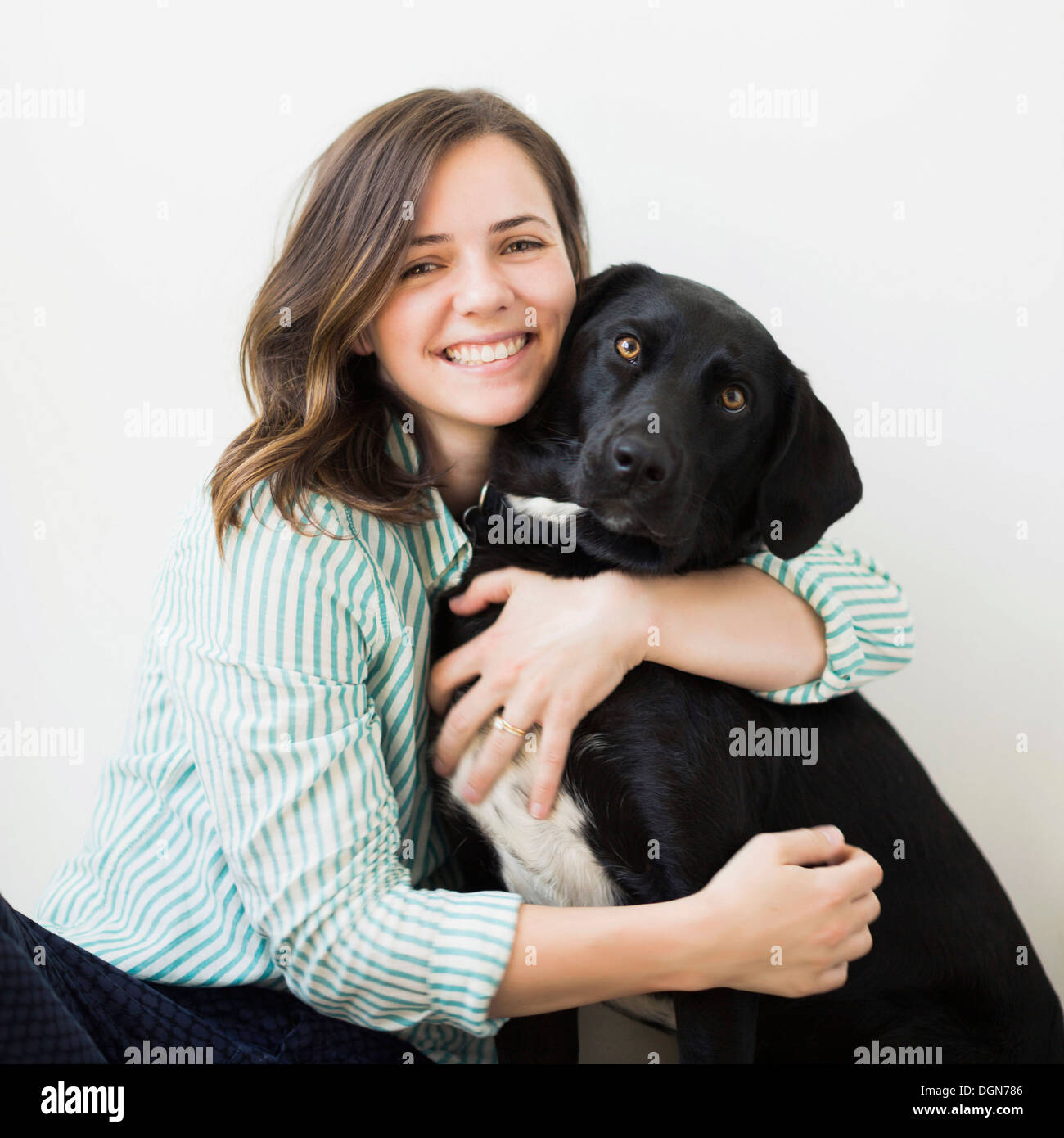 Portrait de femme avec chien noir Banque D'Images