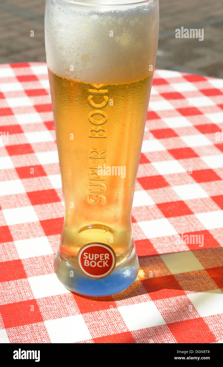 Madère au Portugal. Un verre de bière blonde Super Bock Photo Stock - Alamy