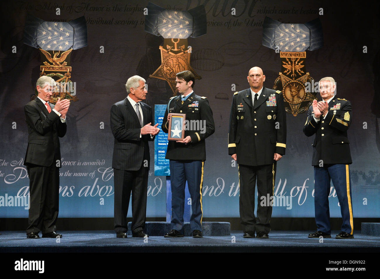 De gauche à droite, le secrétaire à la défense Chuck Hagel, secrétaire de l'Armée John McHugh, ancien capitaine de l'Armée américaine William D. Swenson, Chef du personnel de l'Armée Le Général Raymond T. Odierno, Sgt. Le major de l'Armée de Raymond F. Chandler III avec la médaille d'honneur f Banque D'Images