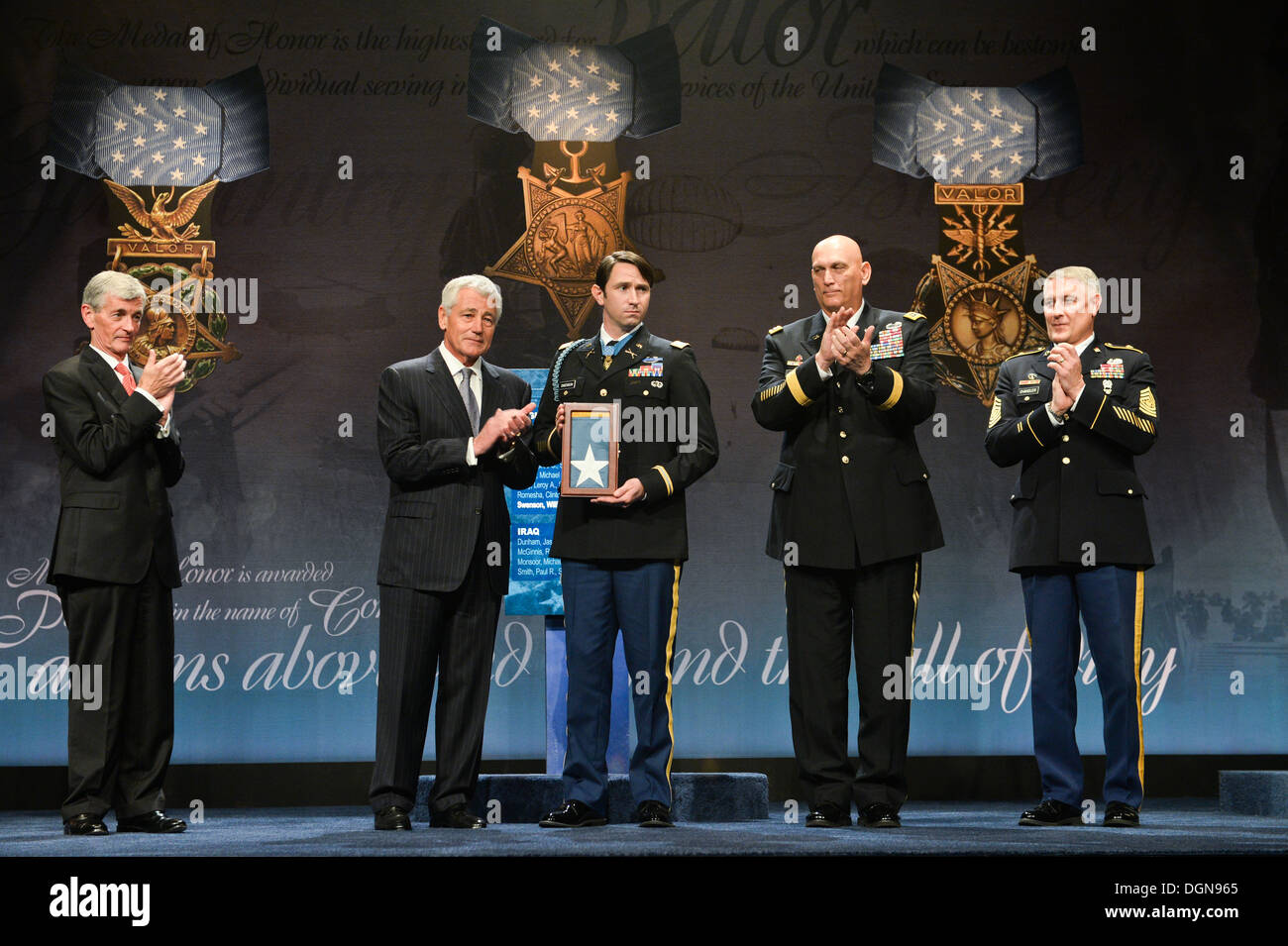 De gauche à droite, le secrétaire à la défense Chuck Hagel, secrétaire de l'Armée John McHugh, ancien capitaine de l'Armée américaine William D. Swenson, Chef du personnel de l'Armée Le Général Raymond T. Odierno, Sgt. Le major de l'Armée de Raymond F. Chandler III avec la médaille d'honneur f Banque D'Images