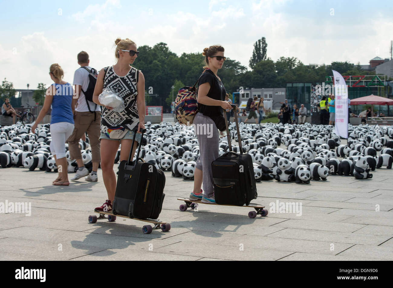 Berlin, Allemagne, deux femmes avec un skateboard en face de la gare principale Banque D'Images