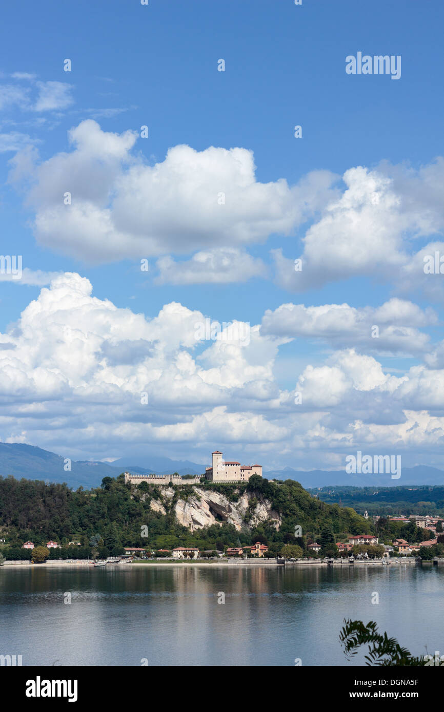 Le Château Rocca di Angera Arona vu de l'autre côté du Lac Majeur, en Italie. Banque D'Images