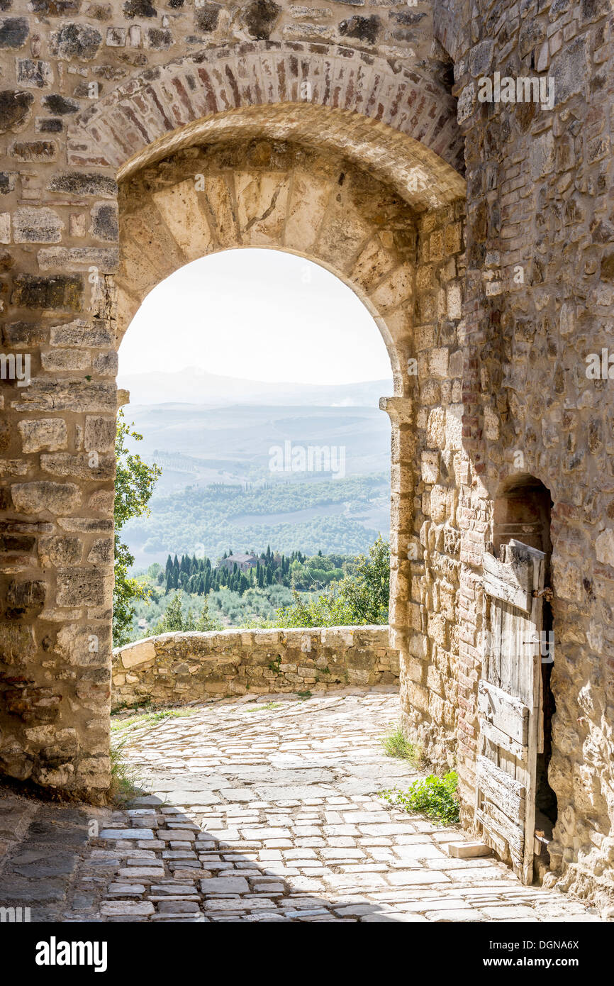 Archway à San Quirico avec vue sur la campagne toscane en Toscane, Italie Banque D'Images