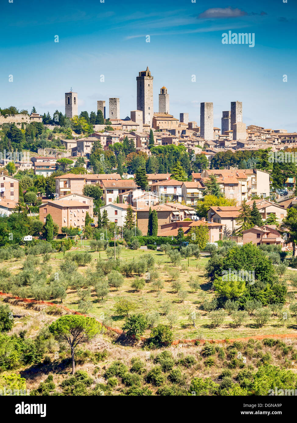 Vue de la ville San Gimignano avec ciel bleu en Toscane, Italie Banque D'Images