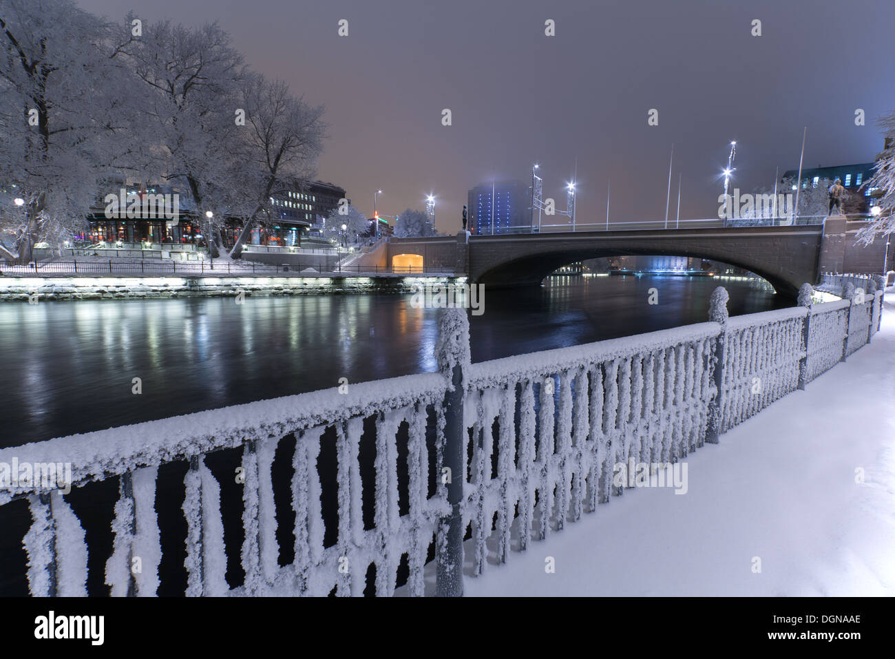 Clôture de la rivière Tammerkoski glacial et dans le centre de Tampere, Finlande dans un paysage hivernal Banque D'Images