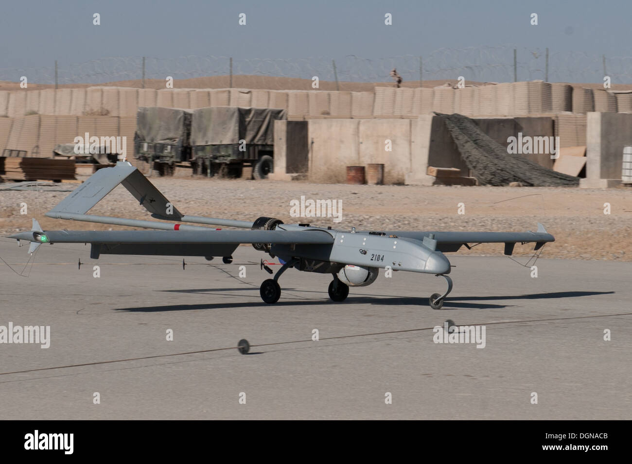 Un drone RQ-7B - une ombre - un câble de freinage chicots après avoir touché le bas sur une piste d'atterrissage géré par l'Armée américaine Banque D'Images