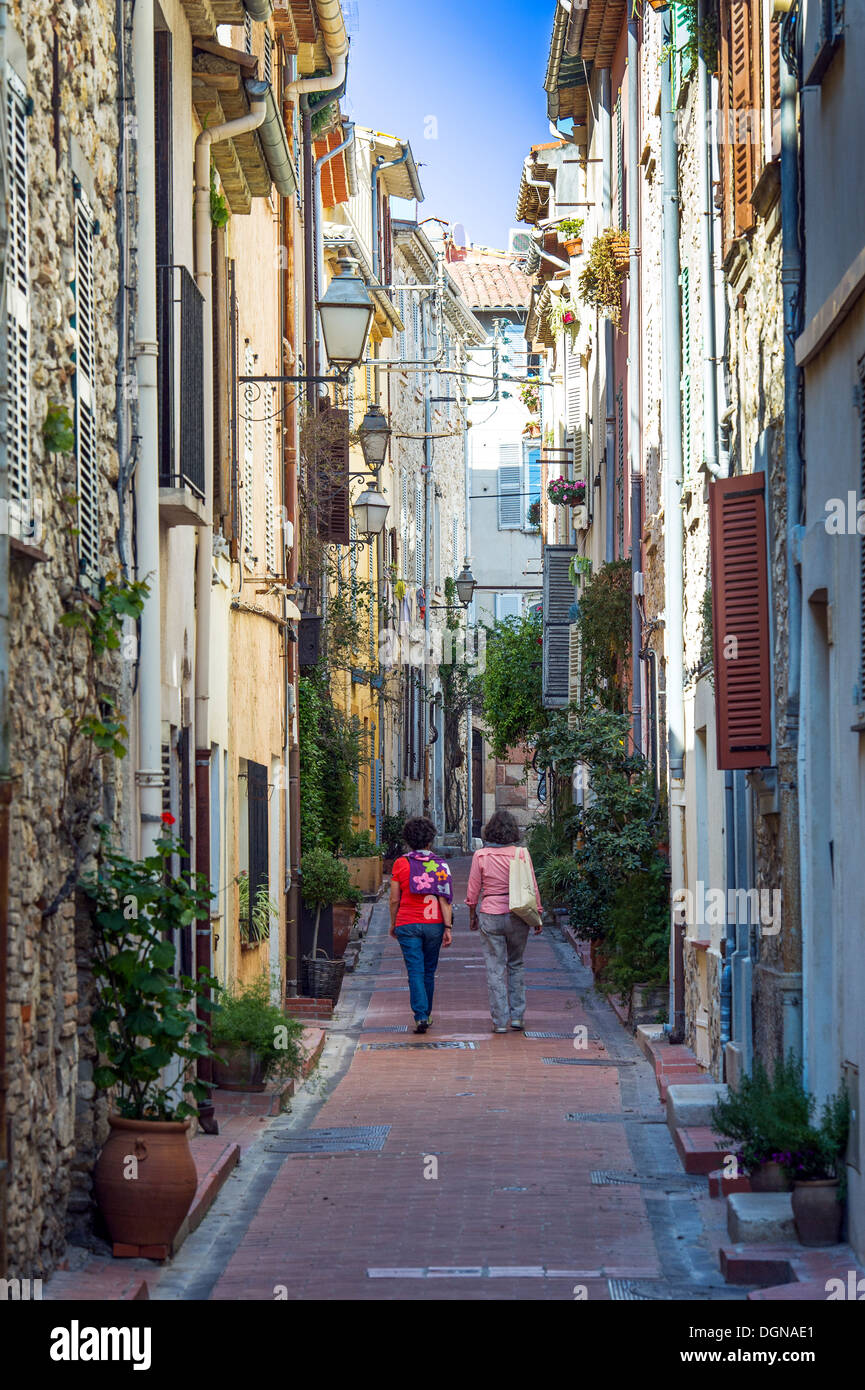 Europe, France, Alpes-Maritimes, Antibes. Dans une ruelle typique de la vieille ville. Banque D'Images