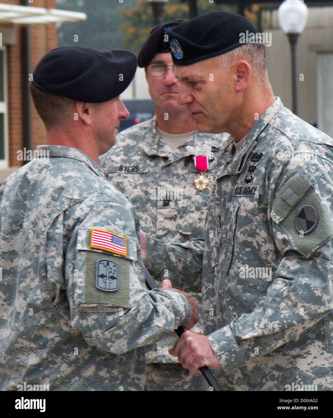 Les hauts dirigeants de Joint Base Lewis-McChord, se sont réunis au Siège de 7 Division d'infanterie, le 15 octobre pour voir un changement de responsabilité entre le sergent-major de commandement sortant, Del Byers et sergent-major de commandement entrant, Samuel Murphy. Banque D'Images