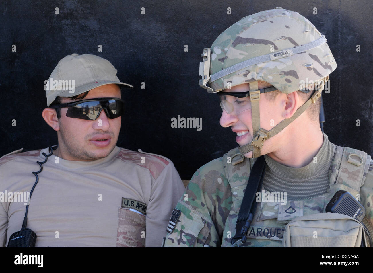 Circuit de l'armée américaine. Hector Marquez parle avec un garde de sécurité afghan au cours de son quart de travail à la base d'opérations avancée Tagab, Octobre 17, 20 Banque D'Images