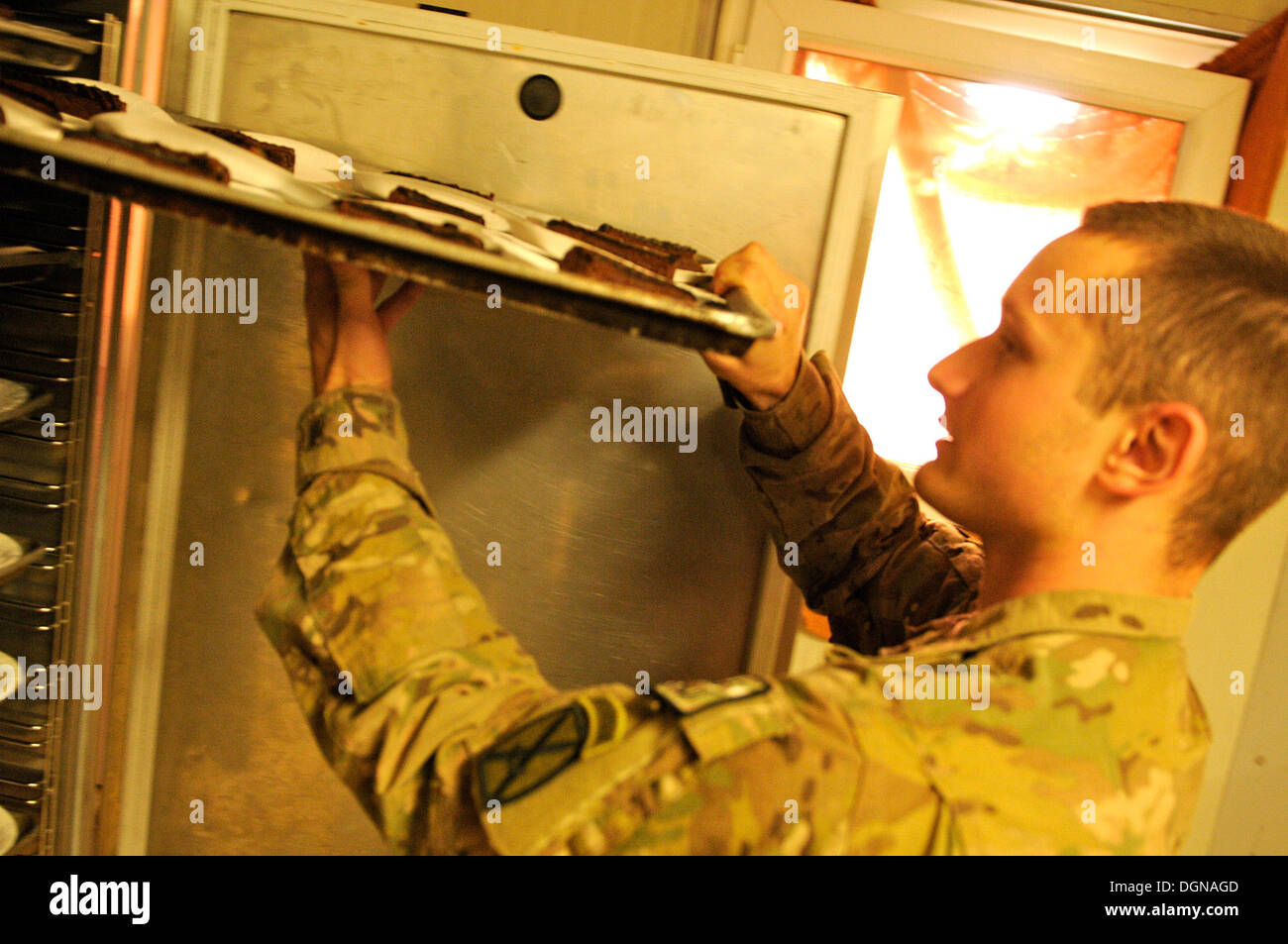 L'ARMÉE AMÉRICAINE Pvt. Ford Brady prépare des pâtisseries pour le déjeuner à la base d'opérations avancée Tagab de la salle à manger, le 18 octobre 2013. Banque D'Images
