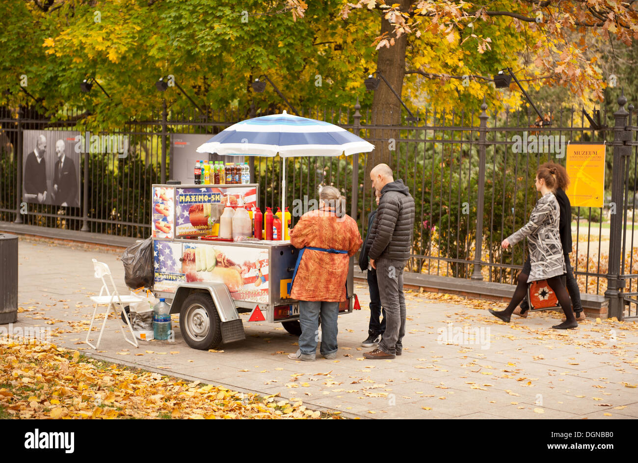 Acheter les piétons en hot-dog stand de restauration rapide Banque D'Images
