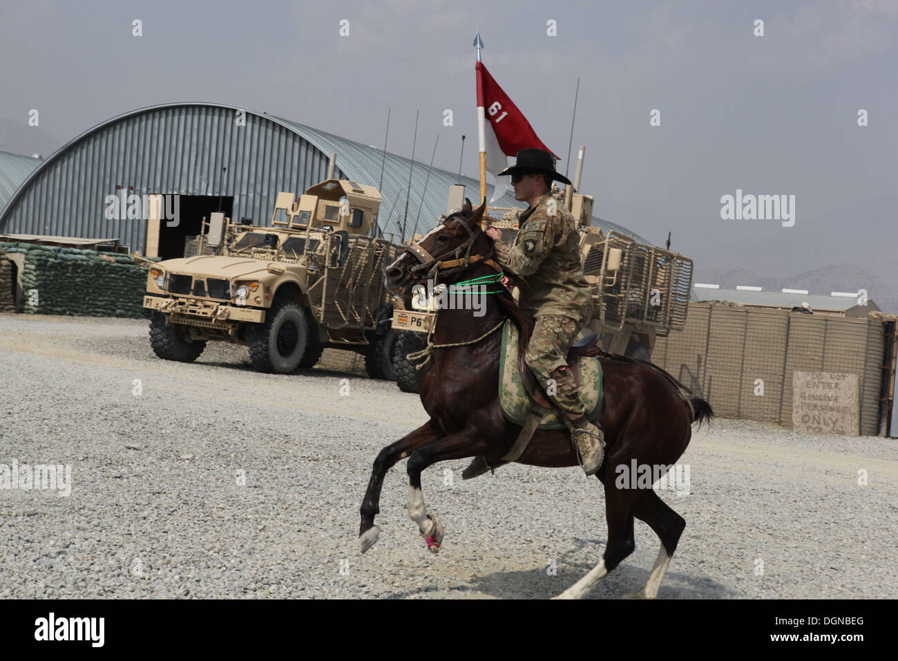 La 1ère Armée américaine, le lieutenant Jeremy Woodard, Brigade, ingénieur et conseiller en route CLIP pour la 1re Brigade du 61e Régiment de cavalerie, 101st Airborne Division (Air Assault) porte à 1-61 guide de cavalerie-sur avant que l'épi d'or cérémonie sur la base d'opération avancée ( Banque D'Images