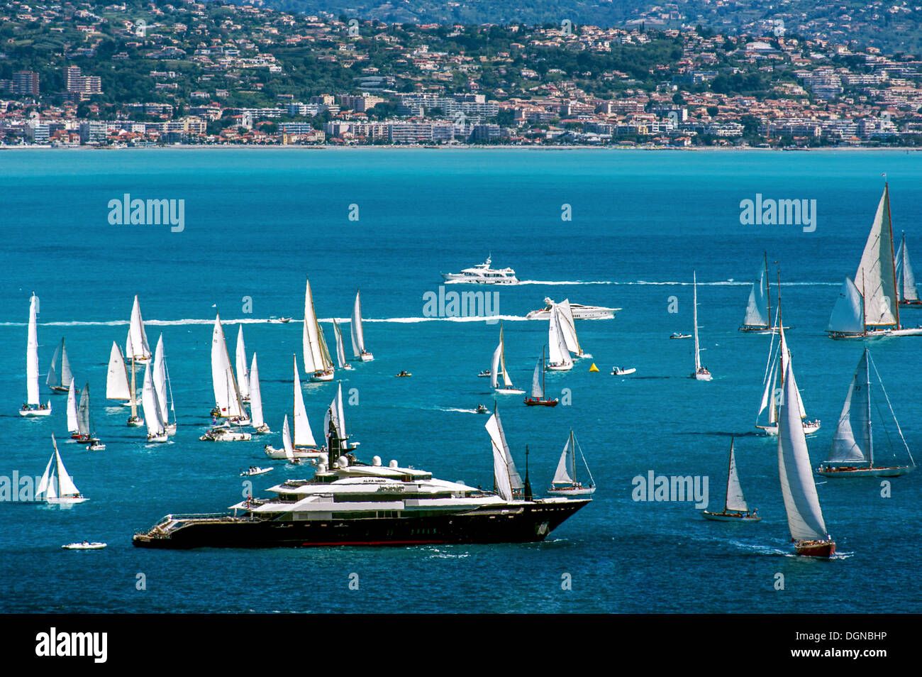 Europe, France, Alpes-Maritimes, Antibes. Les Voiles d'Antibes. Ancienne  collection régate de voile, yachting trophy Paneira Photo Stock - Alamy