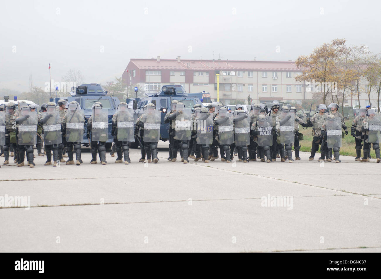 Des soldats de la KFOR et les membres de l'État de droit au Kosovo (EULEX) a mené différentes voies de formation au Camp Vrelo 15 octobre dans le cadre de la 3-day "Sabre" d'argent l'exercice de formation visant à améliorer les capacités de contrôle de foule et l'émeute et deve Banque D'Images