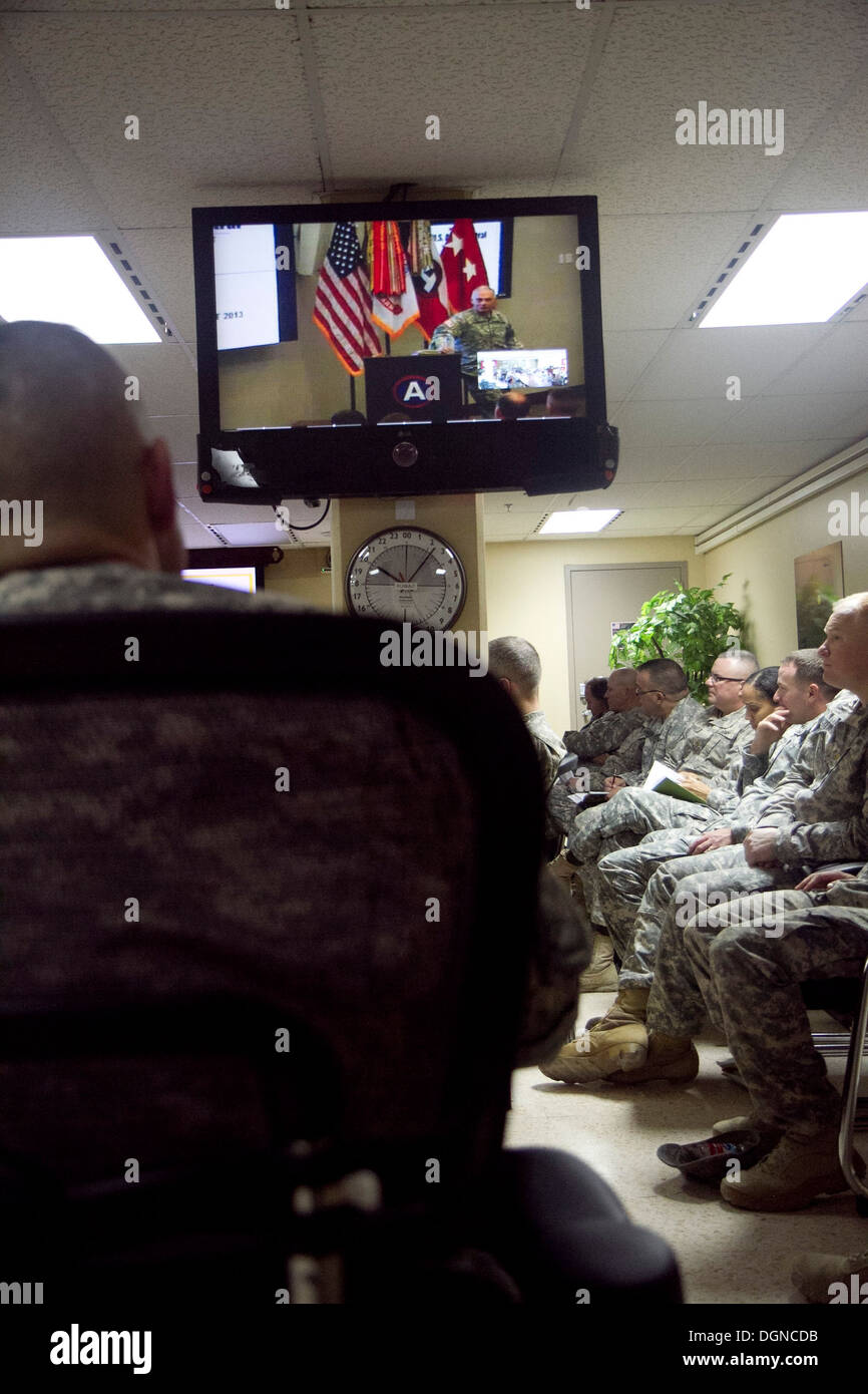 Les soldats déployés au Camp Arifjan, au Koweït, regarder une réunion publique organisée par le Lieutenant-général James L. Terry, de l'armée américaine, commandant de la centrale chez Shaw Air Force Base, S.C., Octobre 17. Banque D'Images