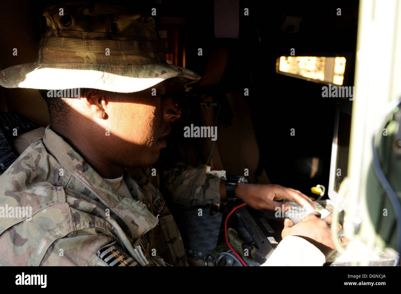 La CPS de l'armée américaine. Monquavis Edwards démarre le CS-13 système en un point de présence à la base d'opérations avancée camion Tagab 17 Octobre, 2013. Edwards est un soldat des communications avec le 2e Bataillon, 4e Régiment d'infanterie, 4e Brigade Combat Team, 10e Mountain Di Banque D'Images