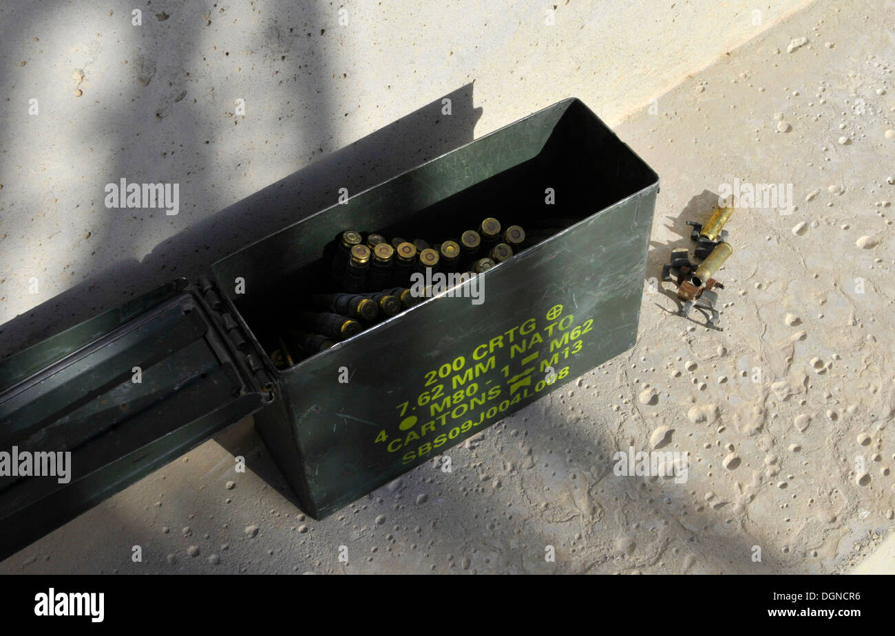 Un ammo est rempli avec des munitions et des boyaux en laiton découvert lors d'une inspection de réduction de munitions. Si un véhicule ou un conteneur est trouvé avec les munitions, explosifs, ou passé le laiton, par un agent des douanes ou du travailleur à un port d'expédition ou en route vers le port, Banque D'Images