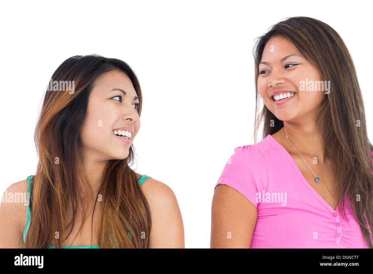 Deux jolies femmes asiatiques posant pour l'appareil photo Banque D'Images