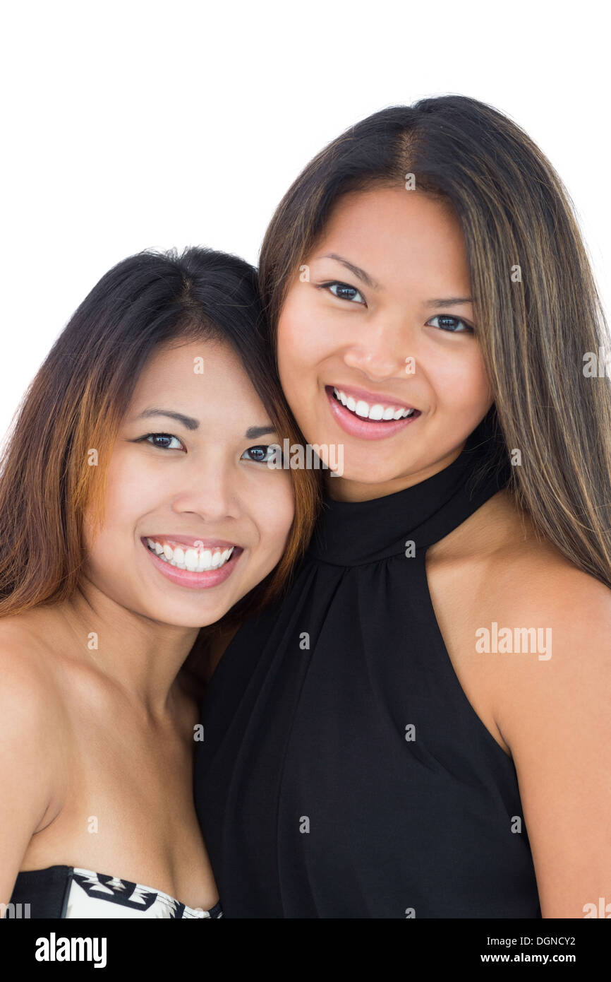 Deux habillé des sœurs asiatiques posant pour l'appareil photo Banque D'Images
