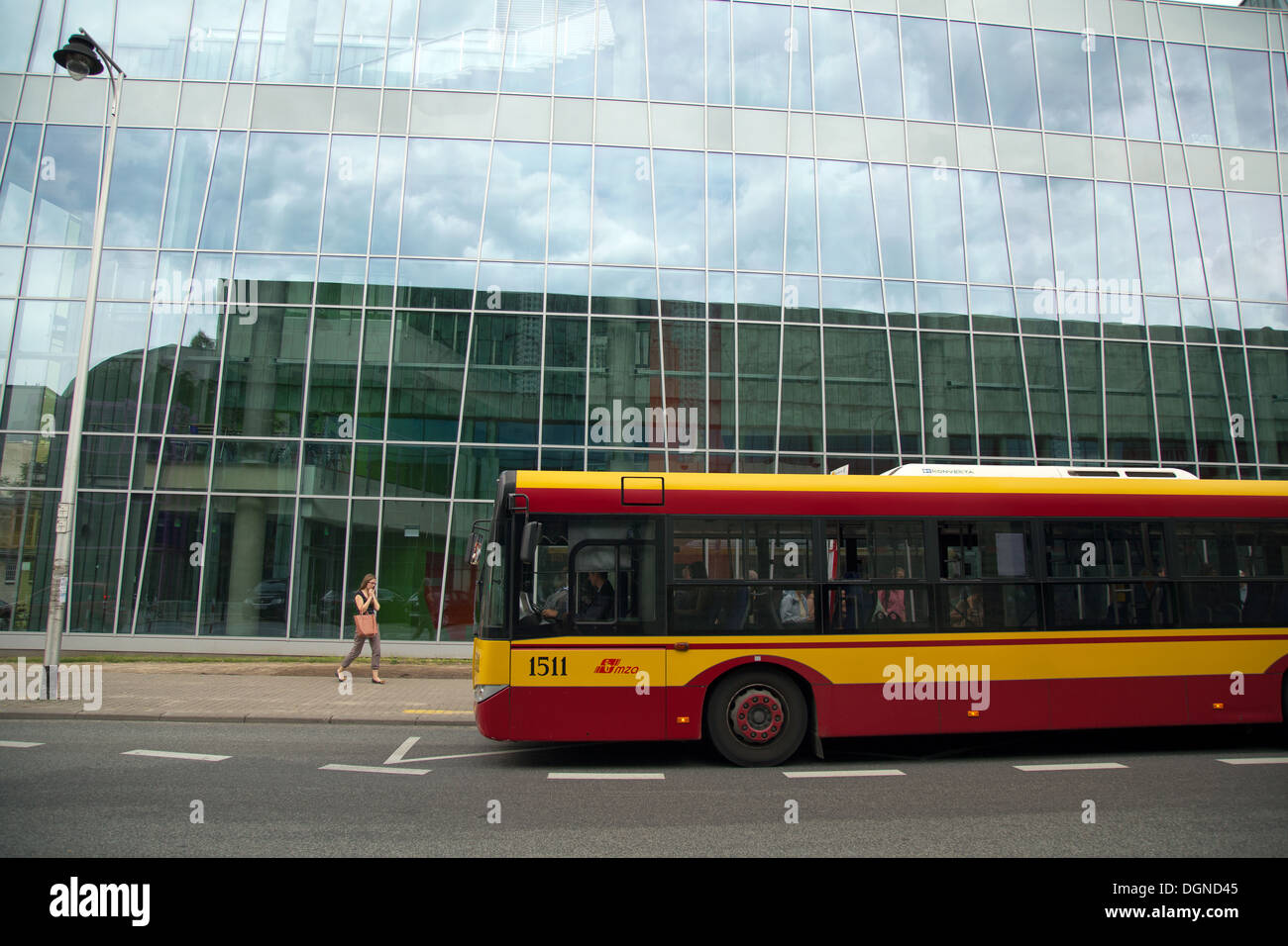Varsovie, Pologne, arrêt de bus à la bibliothèque de l'Université de Varsovie Banque D'Images