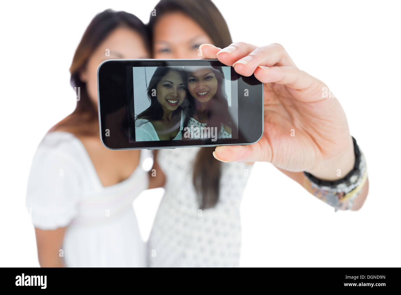 Deux soeurs en tenant un smiling asian self portrait Banque D'Images