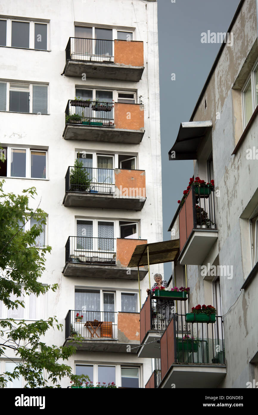 Varsovie, Pologne, le pensionné sur le balcon de son appartement d'une tour Banque D'Images