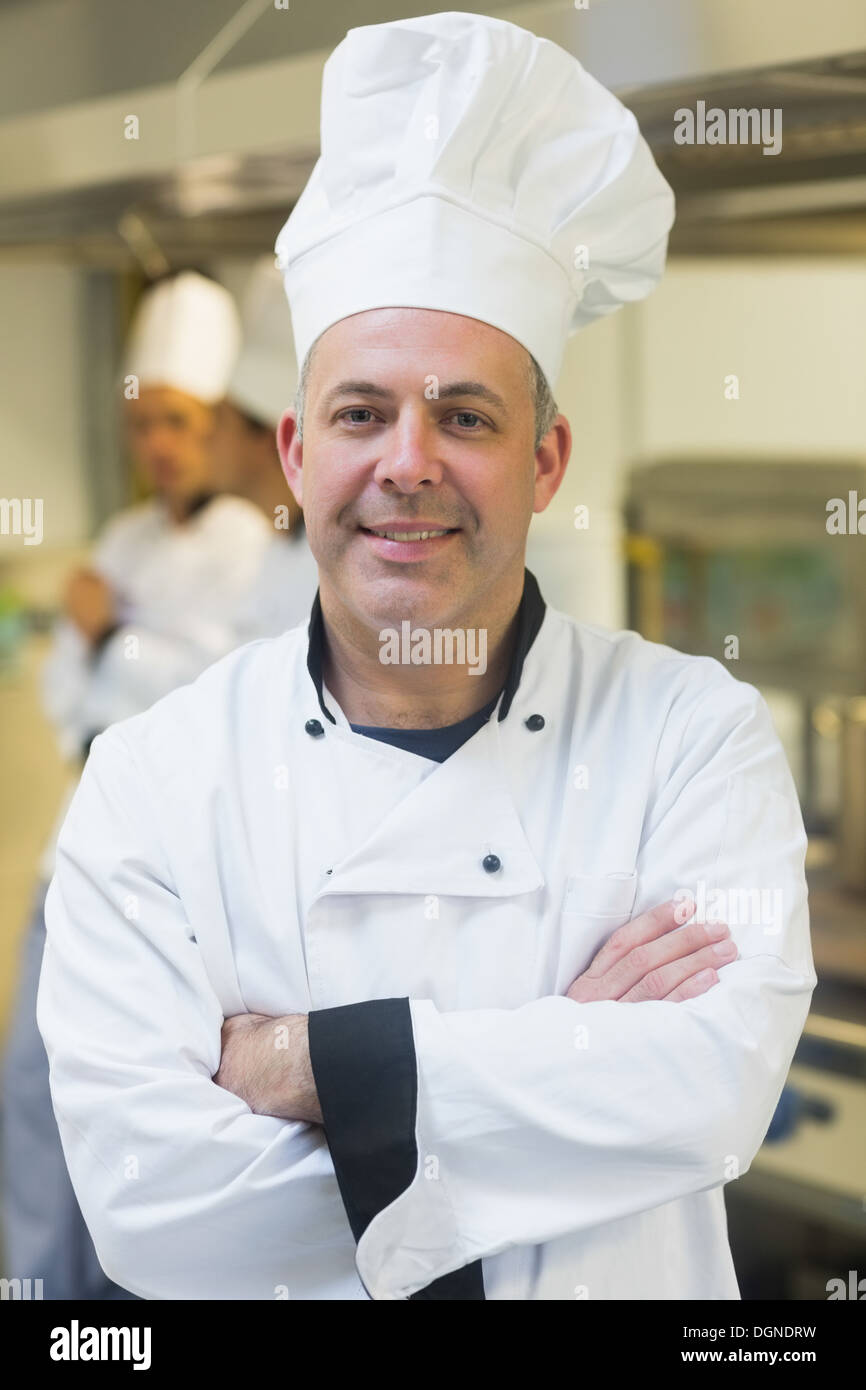 Fier mature chef posing in a Kitchen Banque D'Images