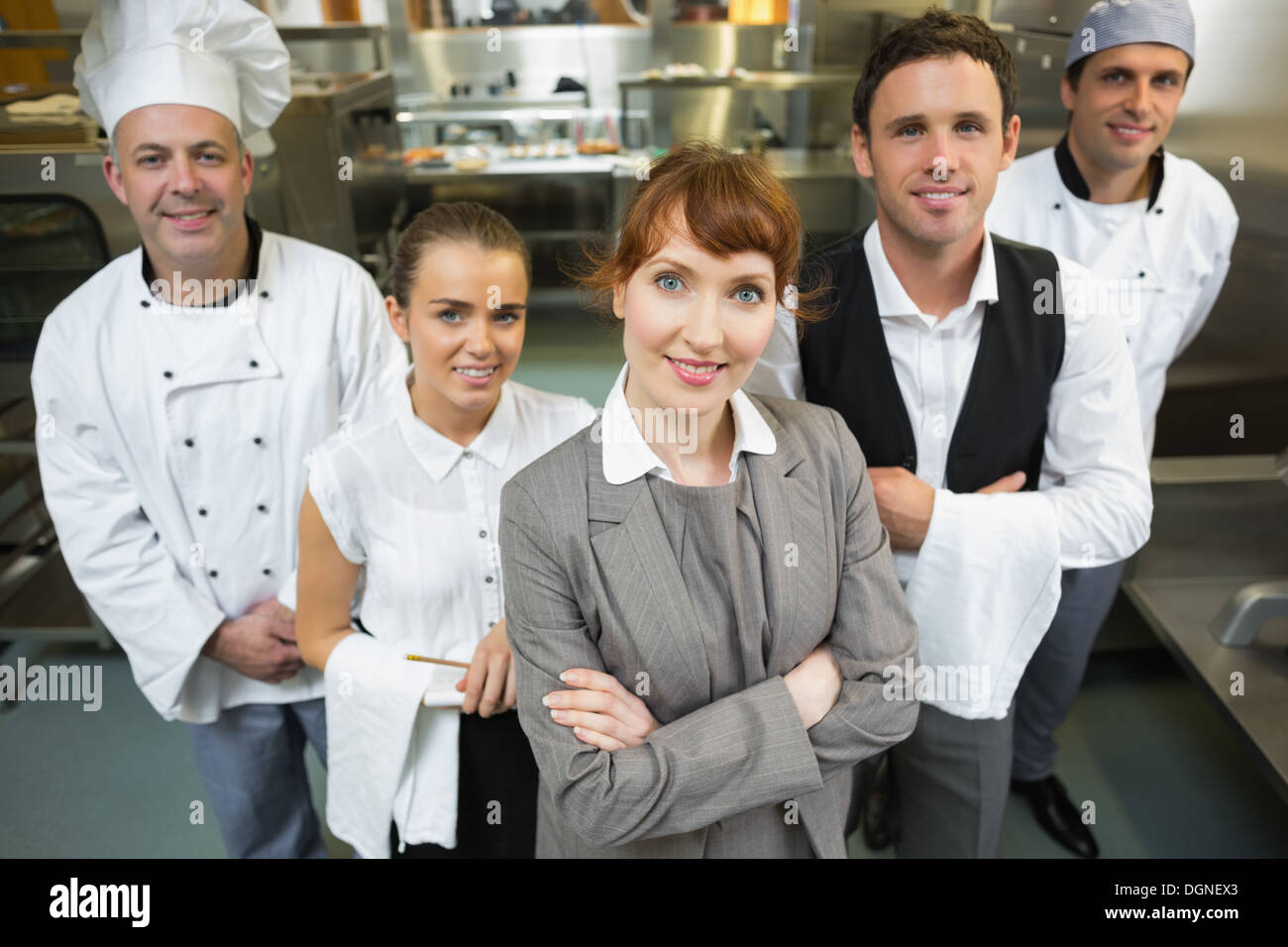 Mignon femelle manager posant avec le personnel Banque D'Images