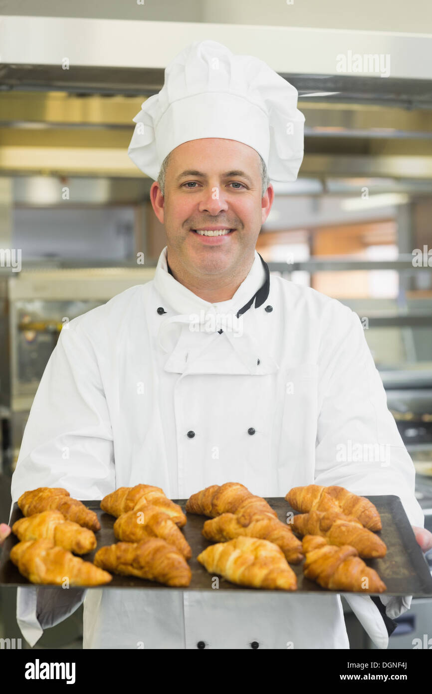 Baker mature présentant des croissants Banque D'Images