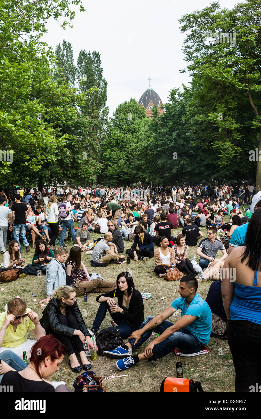 Berlin, Allemagne, les visiteurs du Carnaval des Cultures assis sur la pelouse à l'Bluecherplatz Banque D'Images