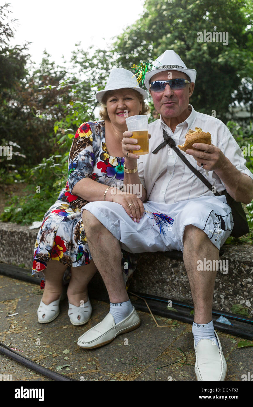 Berlin, Allemagne, un couple de retraités sur le bord du Carnaval des Cultures Banque D'Images