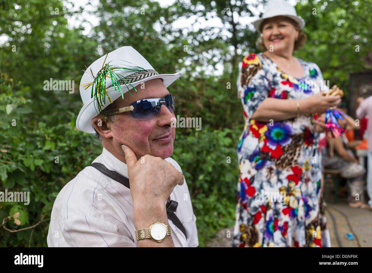 Berlin, Allemagne, un couple de retraités sur le bord du Carnaval des Cultures Banque D'Images
